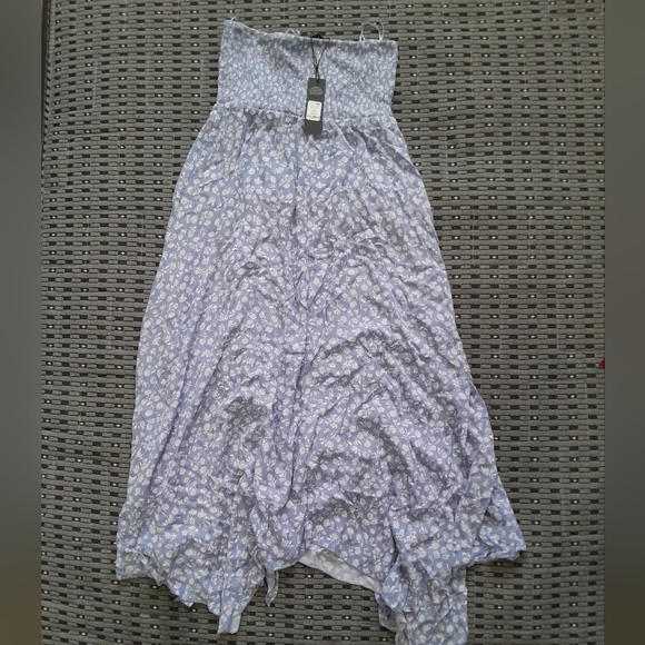 Gorgeous flowy floral dress - Picture 3 of 4